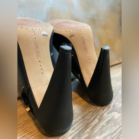 EUC VINCE CAMUTO Studded Edia Black Peep Toe Leather Bootie Size 8.5 - Picture 7 of 13